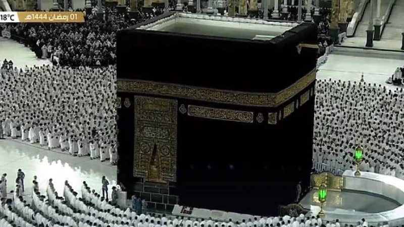 لقطات روحانية لجموع المصلين أثناء تأديتهم صلاة الفجر في الحرم المكي