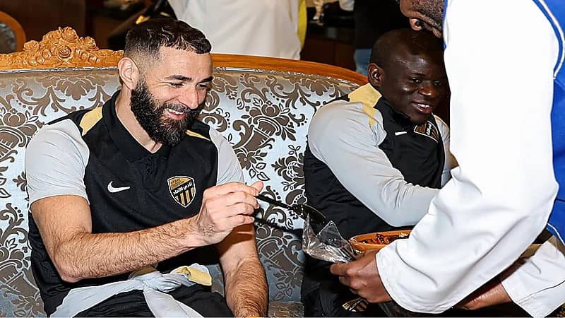 بنزيما يتقدم بعثة الاتحاد إلى عُمان