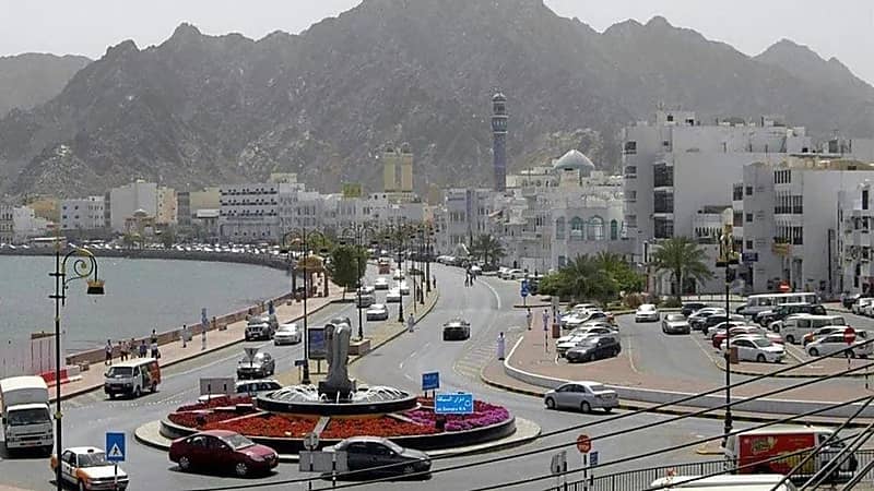 سلطنة عمان تمدد تعليق دخول القادمين إليها من 14 دولة حتى إشعار آخر