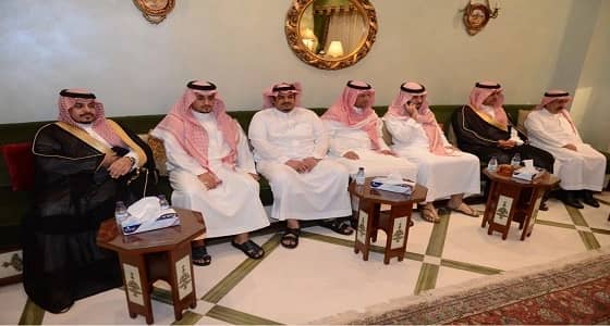 بالصور.. أمير عسير يستقبل المعزين في الأمير بندر بن خالد بن عبدالعزيز