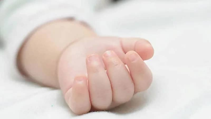 خادمة تتخلص من جثة مولودها من حمل "سفاح" في سلة المهملات