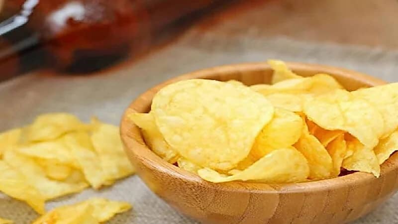 سر اقبال الناس على الوجبات السريعة وبطاطس الشيبسي