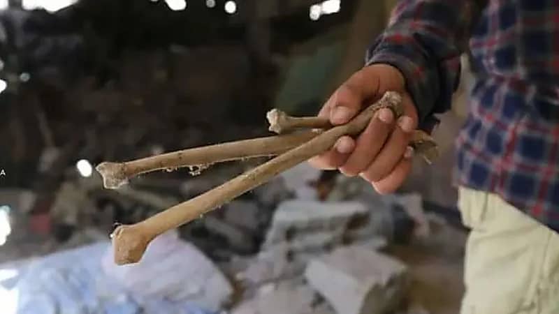 أسرة تكتشف رفات ابنها بمنزلها بعد سنين تفاوض مع الحوثيين لاستلامه