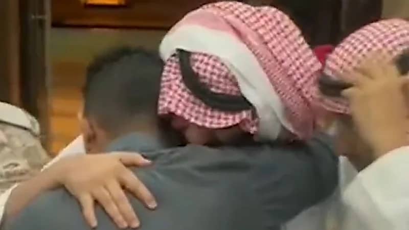 بالفيديو.. لحظة استقبال الأسير "يحيى حناني" عند وصوله مطار الملك عبدالله في ⁧‫جازان‬⁩