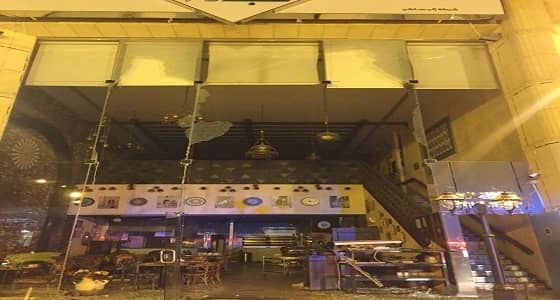 إصابة 5 في حادث تهشم واجهة مطعم بالرياض