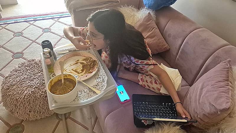 الوليد بن طلال على صورة حفيدته: نورة فول وكمبيوتر بعد صلاة الجمعة