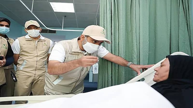 شاهد..وزير الصحة يتفقد أحوال الحجاج بمستشفيات المشاعر المقدسة: حنا هنا لخدمتكم