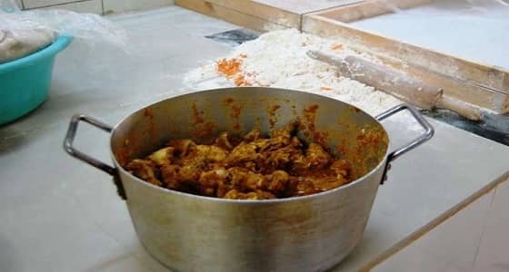 بالصور.. بلدية أملج تغلق 3 مطاعم وتتلف أطعمة غير صالحة للاستهلاك