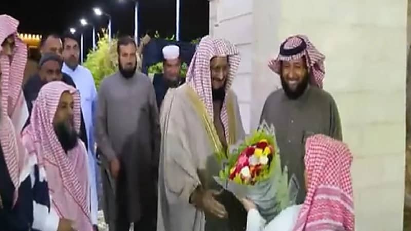 بالفيديو.. مواطنون يقيمون حفل وداع لوافد هندي في القريات