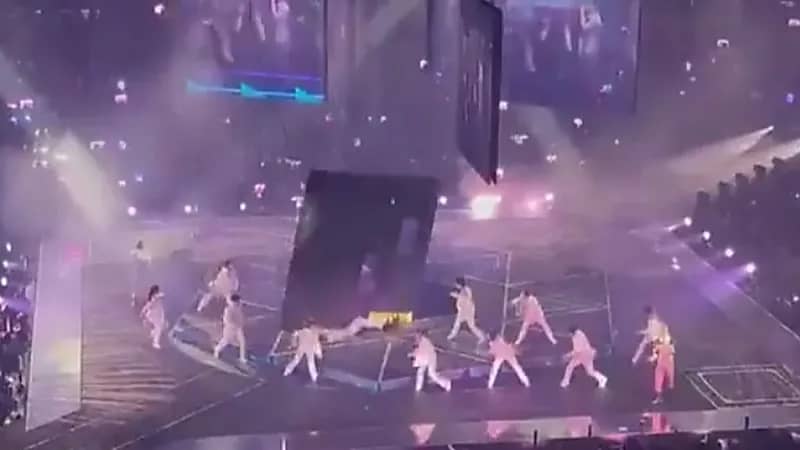بالفيديو.. لحظة سقوط شاشة عرض عملاقة على أعضاء فرقة "ميرور" الموسيقية