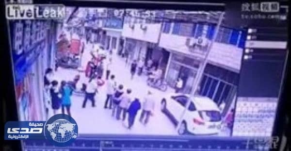 بالفيديو.. كلب يهاجم امرأة أثناء سيرها ويسقطها أرضا