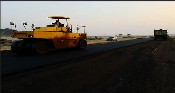 بالصور .. إصلاحات بطريق نبط الرئيسي في بلدية ينبع