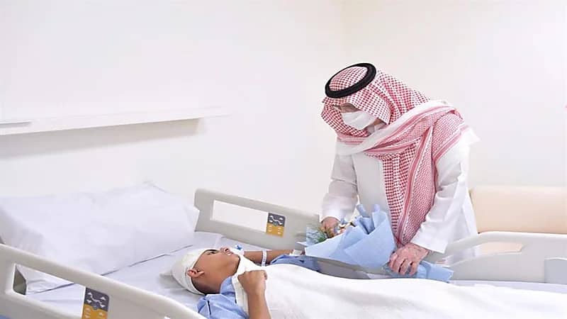 بالفيديو والصور.. أمير جازان يطمئن على مصابي الحادث الإرهابي بمطار الملك عبدالله