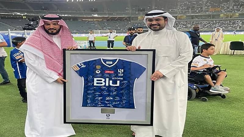 "بن نافل" يهدي رئيس القادسية الكويتي قميص الفريق