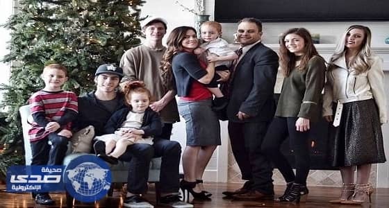 بالصور.. أم لـ 7 أطفال تثير ضجة بجمالها وقوامها المثالي