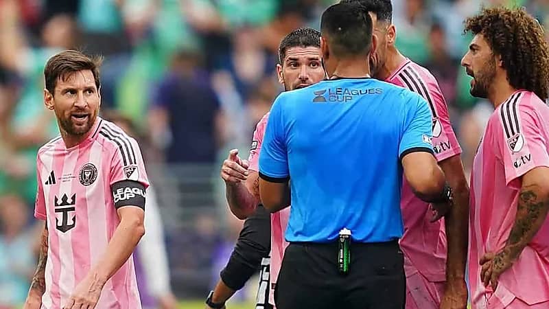 ميسي يلتزم الصمت بعد مشاجرة سواريز .. فيديو