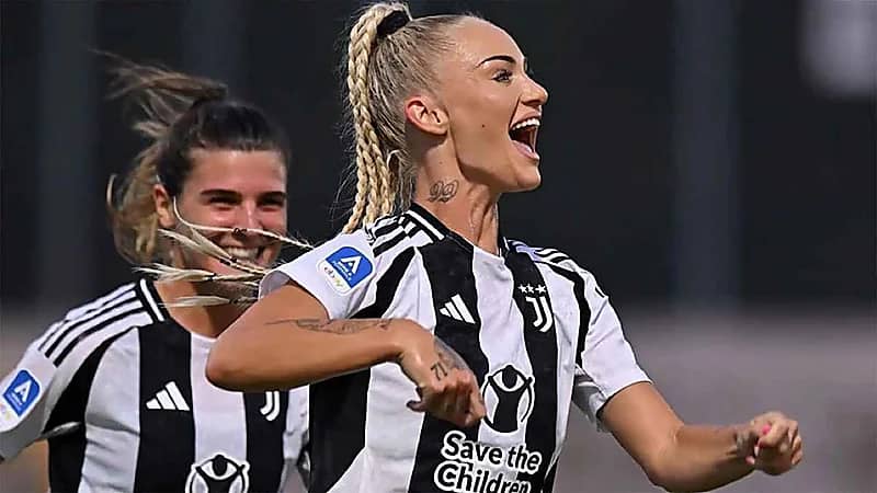 أليشا تطالب بمساواتها في الراتب مع الرجال في فريقها