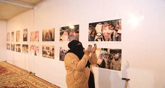 مسنة تجهش بالبكاء ورفعت كفيها بالدعاء لـ " شهداء طائرة عسير "