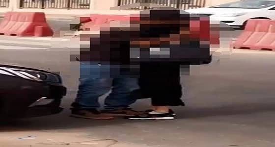 فيديو لفتاة تحتضن شاب وسط شارع عام.. ومغردون يكشفون حقيقته