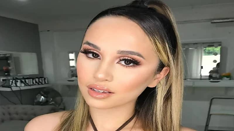 صور..حسناء تصبح شبيهة بالكائنات الفضائية بسبب عملية تجميل