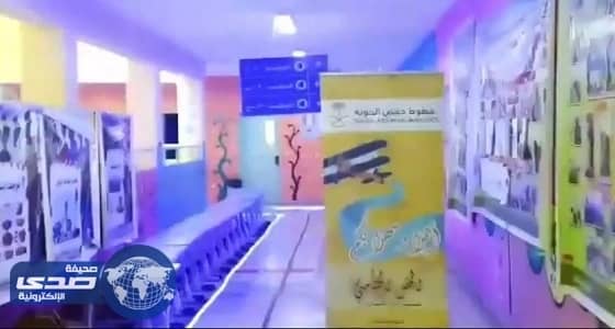 بالفيديو.. معلم يخرج ابنائه الطلاب بطريقة السفر عبر الطيران