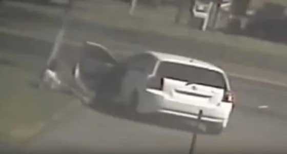 شاهد.. سيارة تصدم شابًا بطريقة مثيرة