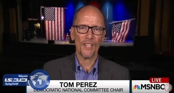 بالفيديو.. هيلارى كلينتون تسقط العلم الأمريكى على الهواء