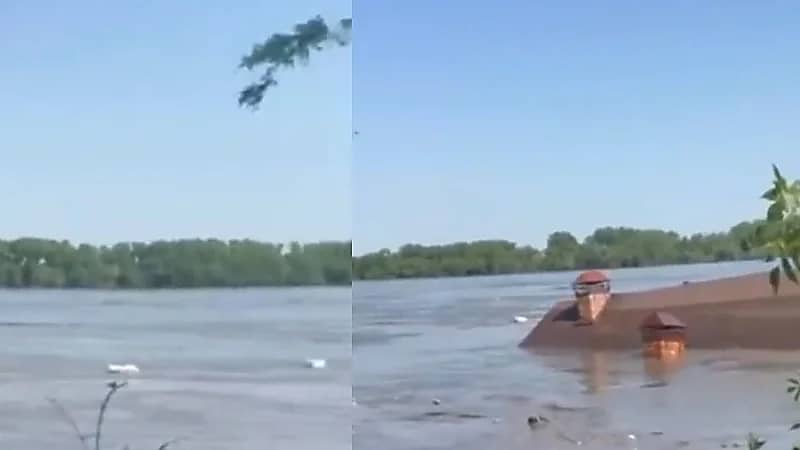 الفيضانات تجرف أحد المنازل في خيرسون بعد تدمير سد نوفا كاخوفكا .. فيديو