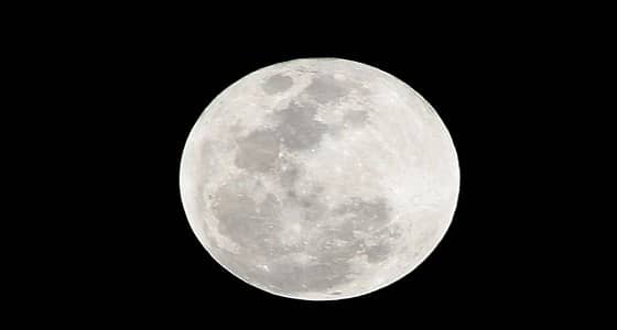 " فلكية جدة " تعلن عن موعد ظهور القمر الأزرق بسماء المملكة