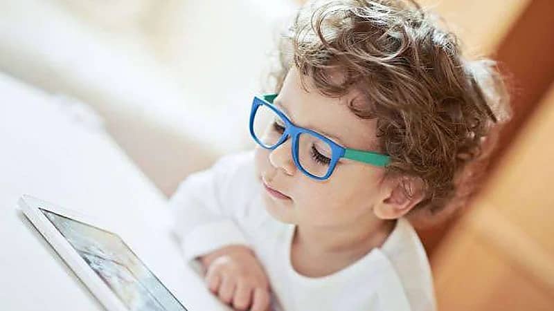 علامات تدل على ضعف النظر لدى طفلك