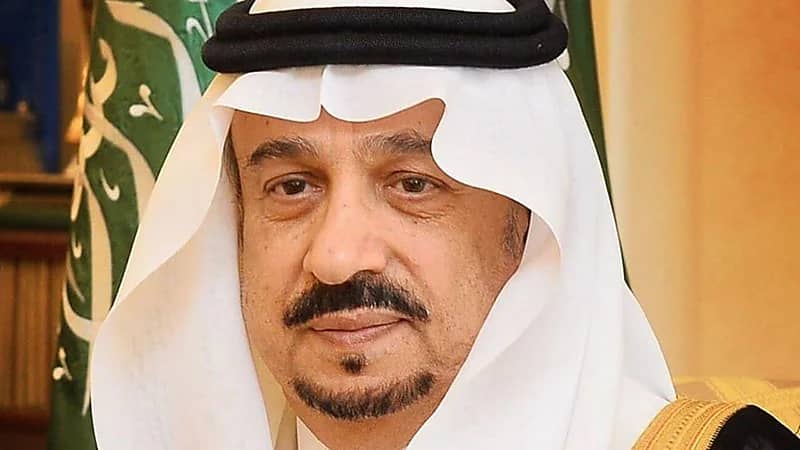 أمير الرياض ونائبه يعزيان في وفاة سعود الهزاني
