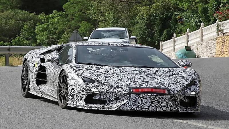 ظهور لامبورجيني افنتادور 2023 الهايبرد بلج إن في صور تجسسية