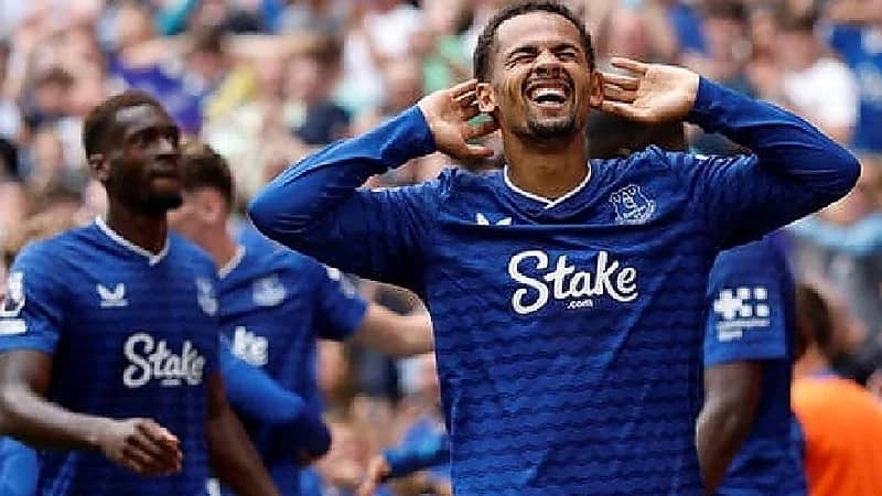 إيفرتون يفتتح ملعبه الجديد بالفوز على برايتون بثنائية