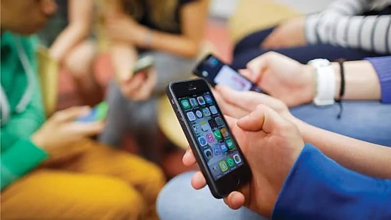 الهواتف وبطارياتها تسرب السموم إلى عظام مستخدميها