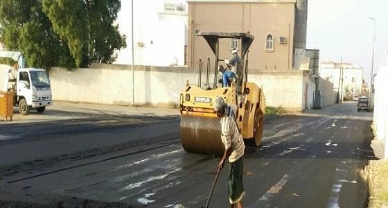 بالصور.. بلدية صبيا تنفذ مشاريع السفلتة بجازان