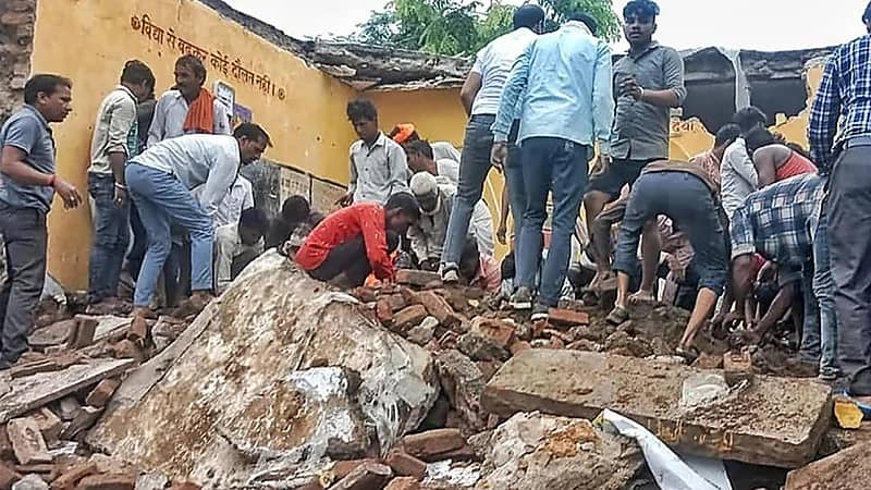 مصرع أطفال بانهيار سقف مدرسة حكومية في الهند.. فيديو