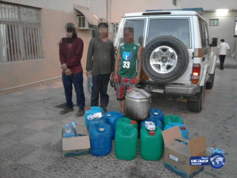 بالصور..مداهمة مصنع الخمور داخل سكن  عمال آسيويون  في تبوك