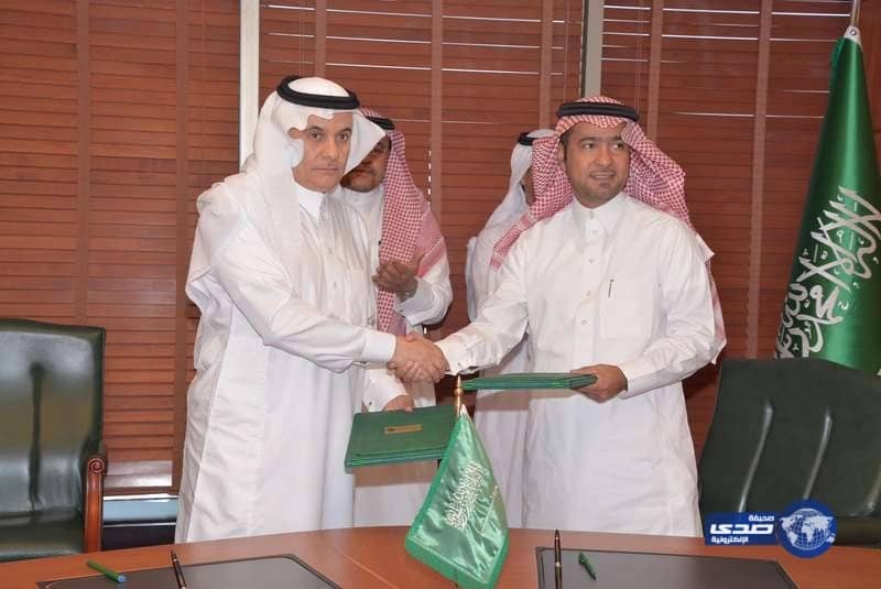 وزير الإسكان يبرم اتفاقية مع "الفضلي" لتسريع خدمات المياه للمشاريع السكنية