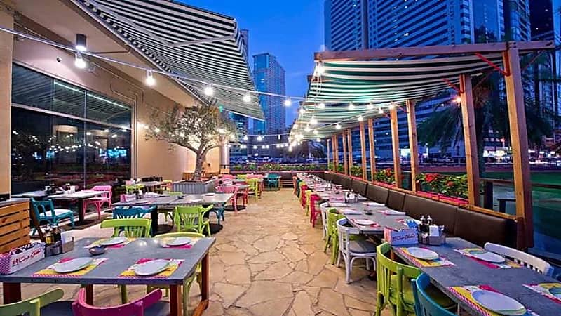 اعتماد تصميم الجلسات الخارجية للمطاعم والكافيهات على طريق "التحلية" بالرياض
