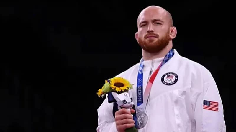 القبض على مصارع معروف في عملية دعارة سرية