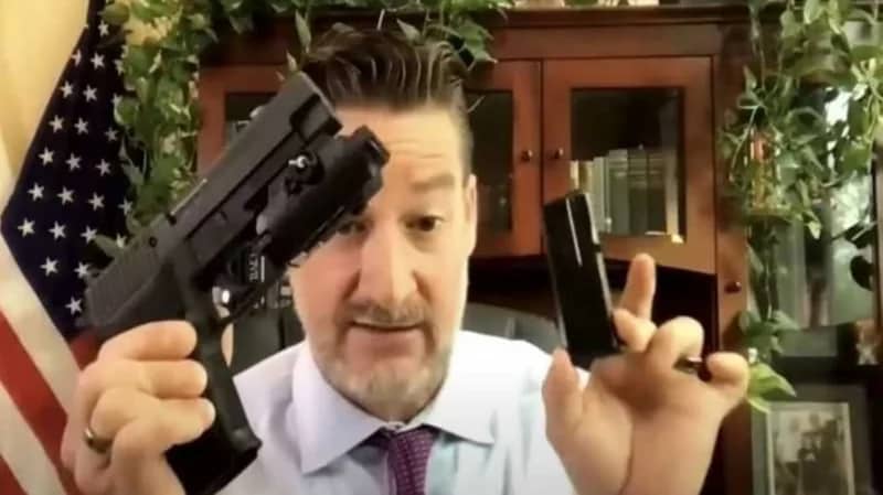 شاهد.. نائب أمريكي يستعرض أسلحته بجلسة للكونغرس