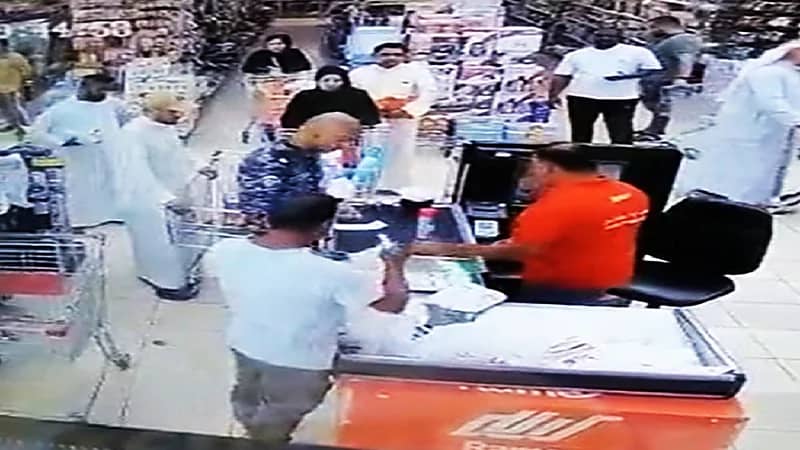شاهد..رجل أمن يستغل مركزه ويتعدى على متسوقين بالكويت‎‎
