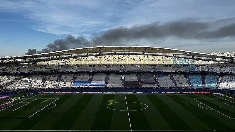 حريق هائل بمحيط ملعب نهائي أبطال أوروبا .. فيديو
