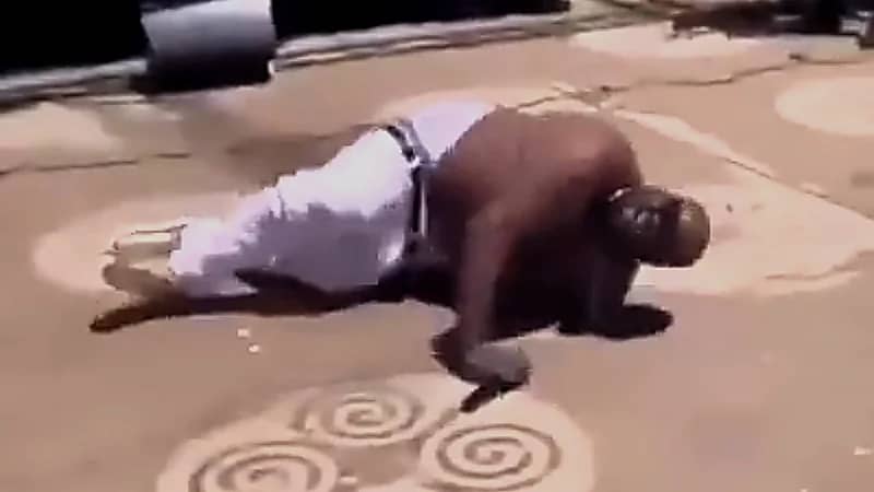 مغني راب يُحدث فوضى بعد أن خذلته ركبتاه على المنصة! .. فيديو