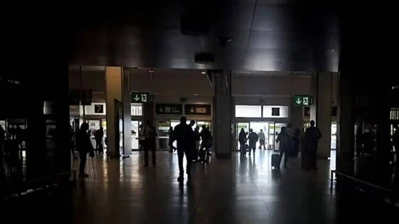 احتفالات في برشلونة مع عودة الكهرباء بعد انقطاع شامل شلّ إسبانيا .. فيديو