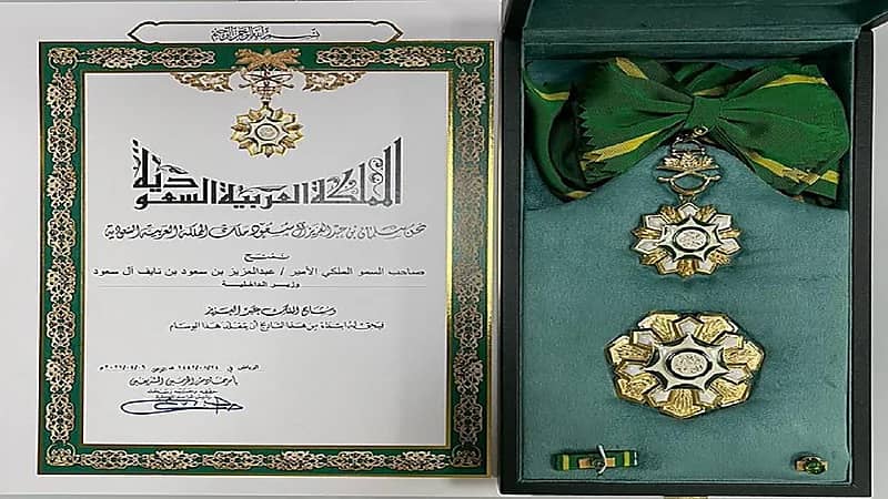 منح وزير الداخلية وشاح الملك عبدالعزيز