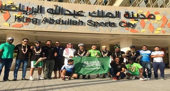 بالصور.. دراج يقطع مسافة 400 كم تضامنا مع دراجي اليرموك