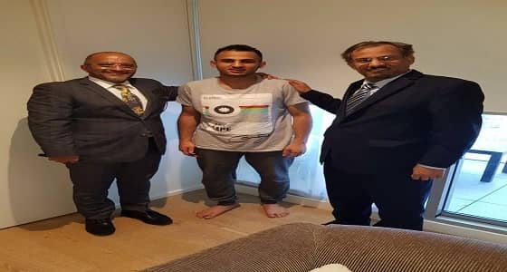 مٌبتعث سعودي يتحدى " القرش " لإنقاذ شخص من الغرق بأستراليا