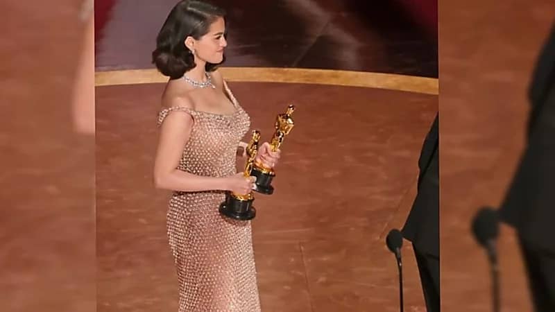 سيلينا غوميز تبهر الجميع بإطلالة استثنائية في حفل الأوسكار 2025