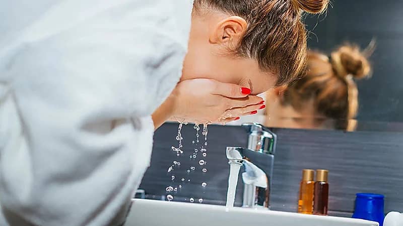 بالفيديو.. استشاري: الماء الحار عدو البشرة في الشتاء